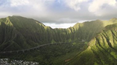 Ulaşım geçmişi olan manzara havası, yaz gezisi 4K. Hawaii Adası Oahu tarafından işletilen H-3 otobanındaki destansı manzara. Gündoğumunda orman doğa manzaralı ünlü dağ yolu.