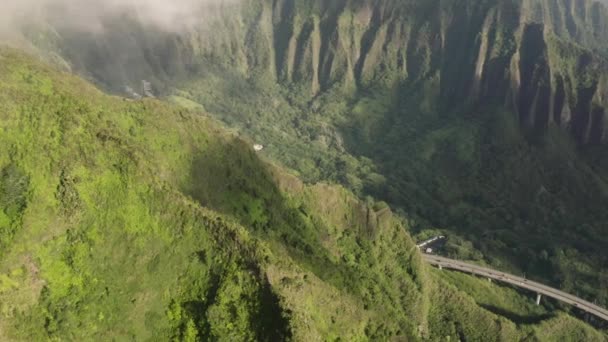 Drone Latający Wysoko Nad Epicką Grzbietem Górskim Pionowym Nachyleniem Ujawniając — Wideo stockowe