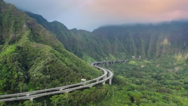 Oahu Adasındaki Dik Yüksek Dağ Sırtı Etrafında Kıvrılan Dolambaçlı Otoyol — Stok video