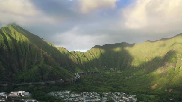 Utrolig Oahu Naturlandskap Filmatiske Gyllen Soloppgang Med Skyer Som Henger – stockvideo