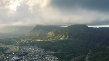 Hawaii doğa gezisi, Oahu adasındaki Kaneohe köyündeki tropikal volkan sıradağlarının nefes kesici manzarası. Yeşil dağların muhteşem hava manzarası manzaralı altın gün doğumu