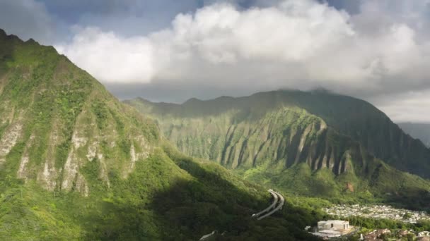 Luftdroneopptak Vakker Tropisk Dal Mellom Grønne Fjell Hawaii Første Gylne – stockvideo