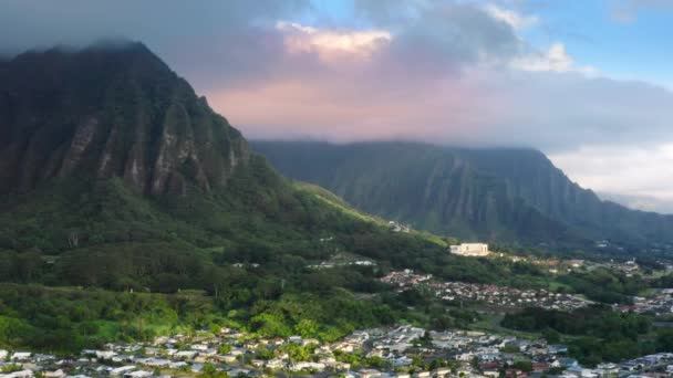 美丽的粉色云彩在绿峰瓦胡岛 夏威夷自然景观4K 美丽的青山空中 金色的日出 热带古代火山山脉的壮丽景色 — 图库视频影像