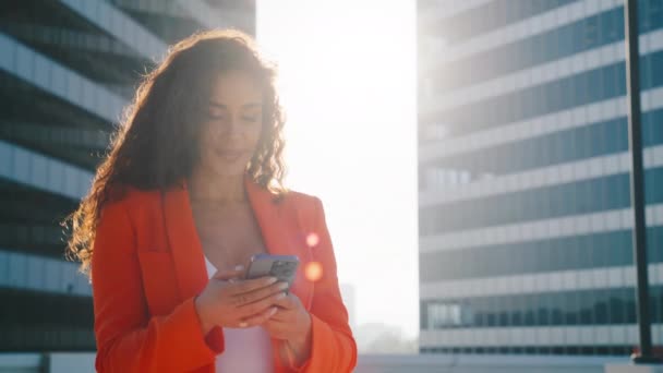 Heyecanlı Zarif Başarılı Akıllı Telefonlu Bir Kadını Cep Telefonu Tutan — Stok video