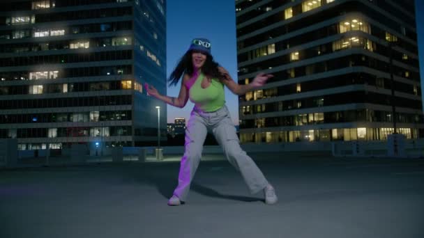 Gülen Afro Etnik Kadın Funk Sokak Stili Gece Kulübü Dansında — Stok video