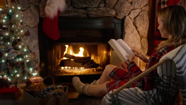 Przytulny Kominek Domu Urządzone Boże Narodzenie Zrelaksowana Kobieta Siedząca Krześle — Wideo stockowe