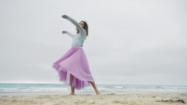Симпатична Дівчина Принцеса Років Біжить Піщаному Пляжі Кружляючи Навколо Роблячи — стокове відео