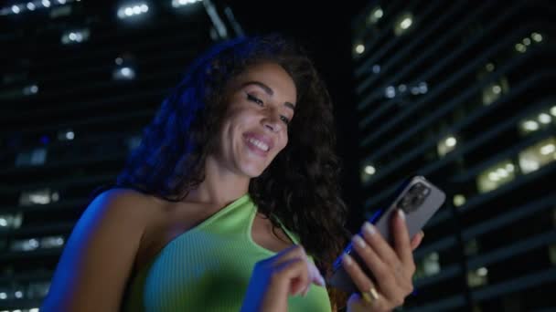 Mujer Racial Sonriente Corte Neón Verde Moda Superior Utilizando Teléfono — Vídeos de Stock
