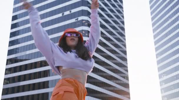 Çatıda Dans Eden Kız Yavaş Çekim Red Kamera Görüntüsü Şehir — Stok video