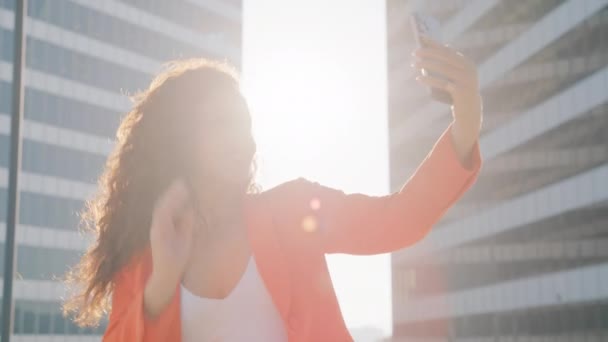 Femeie Diversă Rasială Fericită Luând Selfie Postând Aplicații Social Media — Videoclip de stoc