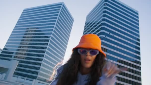 Sexy Mädchen Mit Modernen Clubbing Provokanten Körperbewegungen Vor Urbanem Hintergrund — Stockvideo