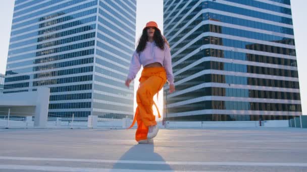 Lustiges Mädchen Das Coole Tänze Vor Dem Hintergrund Gläserner Bürogebäude — Stockvideo
