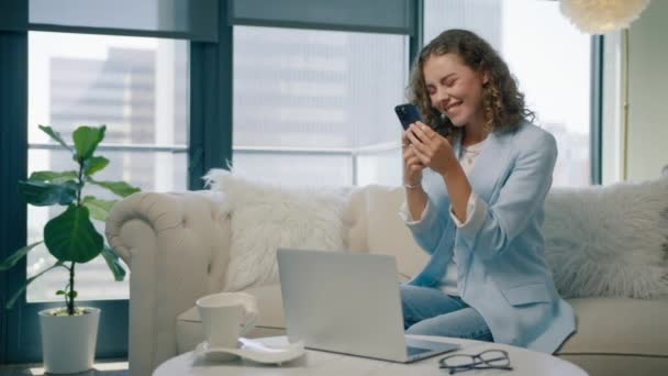 Ευτυχισμένο Μοντέρνο Κορίτσι Κρατώντας Κινητό Τηλέφωνο Χρησιμοποιώντας Συσκευή Smartphone Στο — Αρχείο Βίντεο