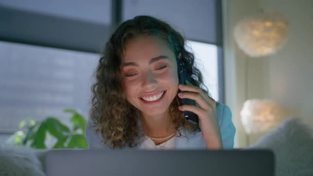 Blisko Uśmiechnięta Kobieta Rozmawiająca Przez Telefon Komórkowy Biurze Zdjęcia Wesołej — Wideo stockowe