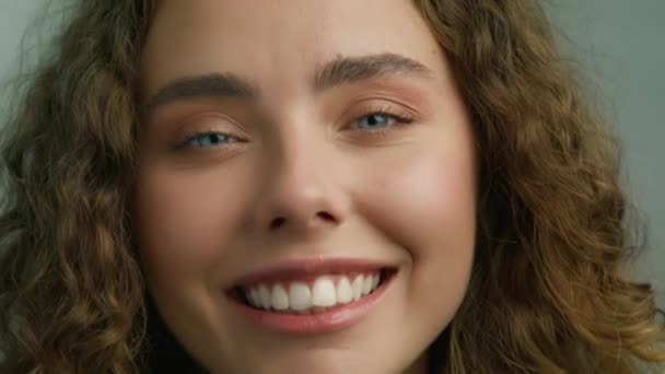 Modelowa Twarz Uśmiechnięta Białymi Zębami Wspaniała Dziewczyna Seksownym Uśmiechem Flirt — Wideo stockowe