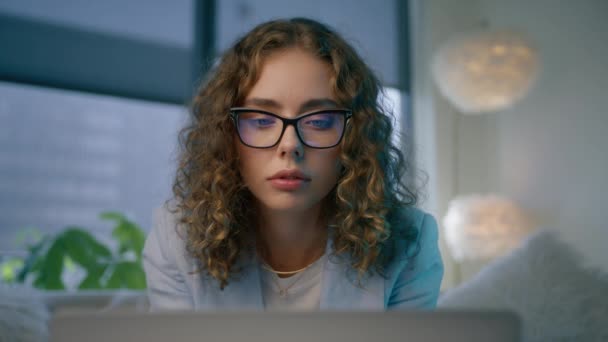 Stylowa Elegancka Kobieta Okularach Uczenia Się Online Przy Użyciu Laptopa — Wideo stockowe