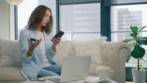 Happy Elegant Ung Kvinde Holder Kreditkort Ved Hjælp Instant Mobile – Stock-video