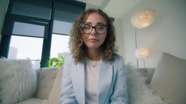 Genç mutlu moda vlogger kadın başını sallıyor, laptop 'da web kamerasına bakıyor kamerayla konuşuyor, video konferans görüşmesinde oturuyor, sosyal mesafe ortakları veya iş arkadaşlarıyla toplantıda konuşuyor