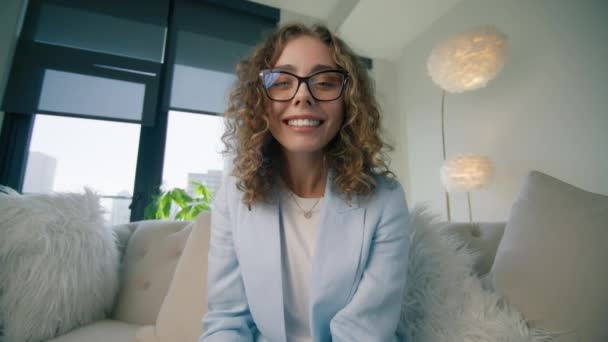 Potret Kepala Wanita Muda Cerdas Berbicara Dengan Webcam Yang Berpartisipasi — Stok Video
