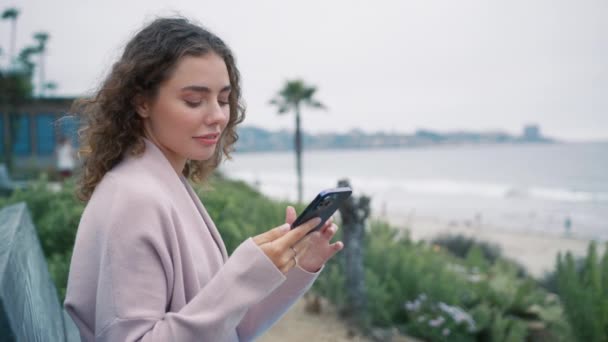 Νεαρή Ελκυστική Σγουρή Γυναίκα Blogger Vlogger Που Ελέγχει Κοινωνικά Δίκτυα — Αρχείο Βίντεο