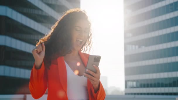 Retrato Feliz Mujer Negocios Disfrutando Del Éxito Teléfono Móvil Ciudad — Vídeos de Stock