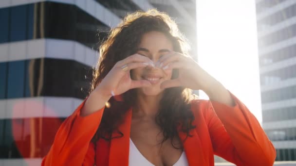 Smilende Gjør Hjertesymbolet Med Hendene Til Føles Takknemlig Latina Jente – stockvideo