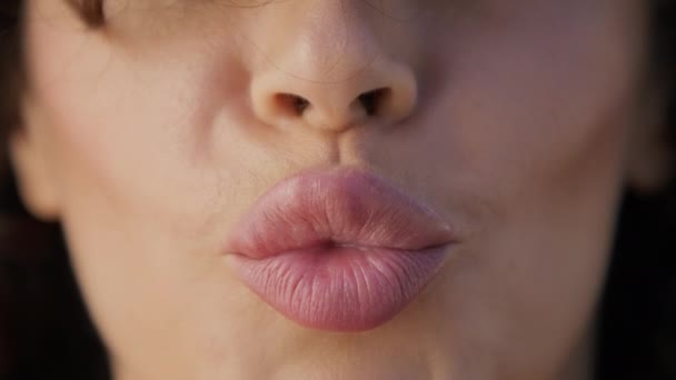 Szoros Gyönyörű Természetes Teljes Ajkak Természetes Smink Küld Levegő Csók — Stock videók