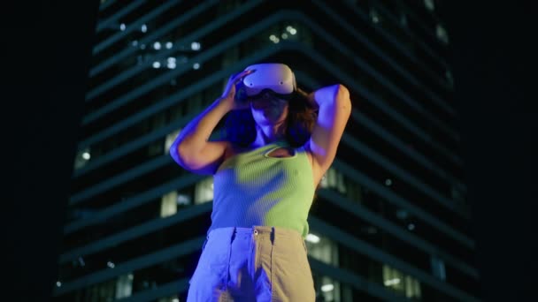 Junge Kreative Multirassische Frauen Mit Virtual Reality Headset Neonblauer Nacht — Stockvideo