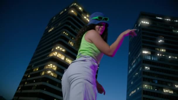 Σέξι Γυναίκα Που Χορεύει Για Κάμερα Νυχτερινούς Ουρανοξύστες Στο Βάθος — Αρχείο Βίντεο