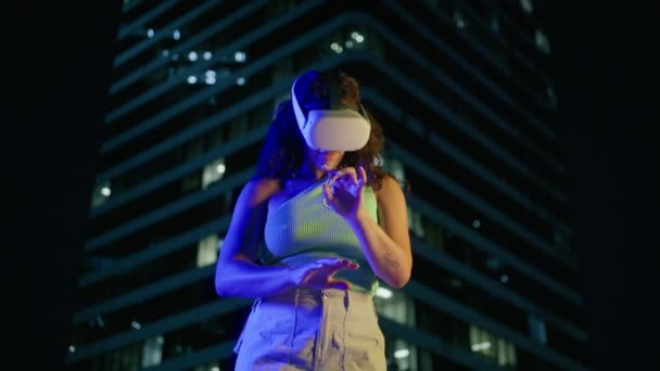 Pretty Afroameričanka Městském Stylu Oblečení Pomocí Virtual Reality Stojící Noci — Stock video