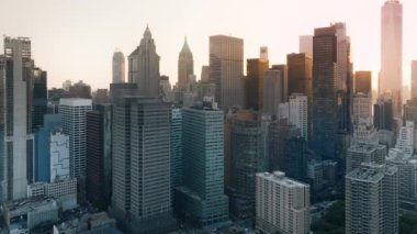 Efsanevi New York şehri manzarası. Manhattan Binaları 'nın aşağısında, sinematik gün batımı ışığında. Modern şirket ofisleri ve bankaları 4K olan modern mimari binalar.