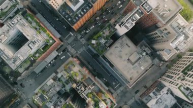 Hava manzaralı şehir manzaralı. Binalar, gökdelenler, çatılar, New York 'ta sokak trafiği. Manhattan şehir merkezinde uçan araçlar. NYC seyahat konsepti. Arka plan 4K ABD