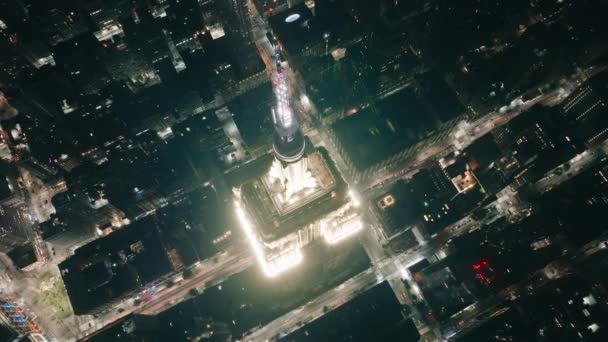 Nocna Antena Nad Budynkiem Empire State Building Oświetlona Nocy Górny — Wideo stockowe