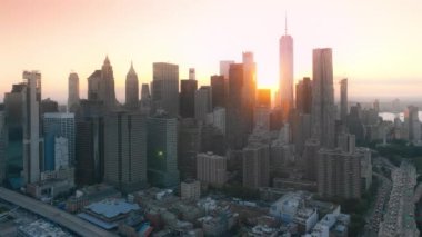 Efsanevi New York şehri manzarası. Manhattan Binaları 'nın aşağısında, sinematik gün batımı ışığında. Modern şirket ofisleri ve bankaları 4K olan modern mimari binalar.