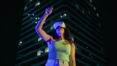 VR gözlük takan bir uzman devrimde NFT yaratımı için siber uzay görünmez hayal gücü 4K tasarlıyor. Metaverse fütürist siber teknoloji konsepti sinematik kırmızı kamerada çekildi