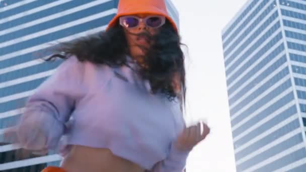 Femme Funky Dansant Profiter Événement Sur Toit Coucher Soleil Amuser — Video