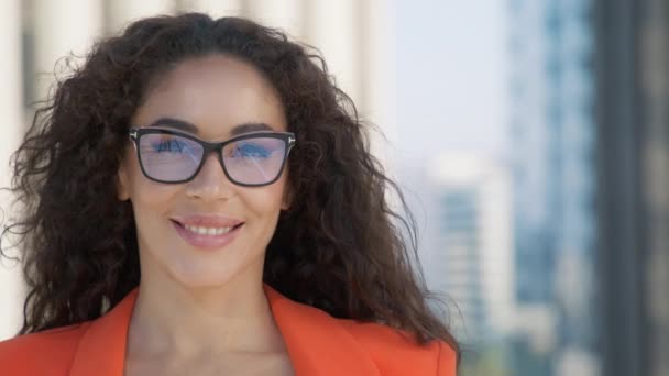 Närbild Porträtt Smart Elegant Dam Trendiga Glasögon Blandad Ras Kvinna — Stockvideo