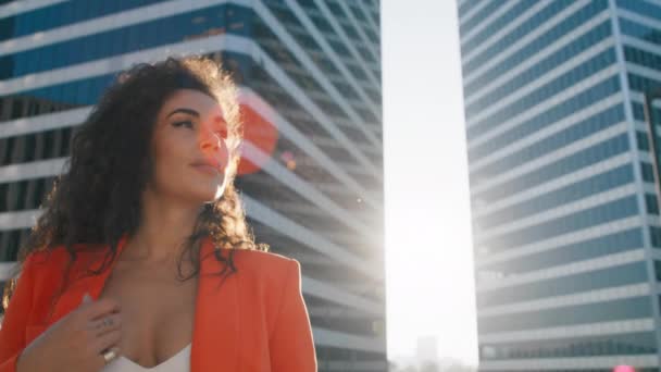 Gorgeous Businesswoman Walking Urban City Sunset Light Sexy Mixed Race — Stock Video