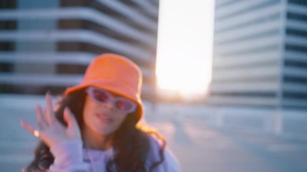 Modefrau Mit Trendiger Sonnenbrille Und Orangefarbenem Eimer Hut Tanzt Draußen — Stockvideo