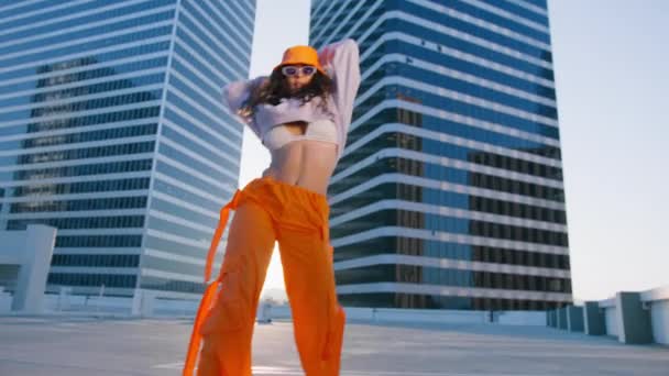 Sexy Afro Amerikaanse Jonge Vrouw Die Sensueel Danst Het Dak — Stockvideo