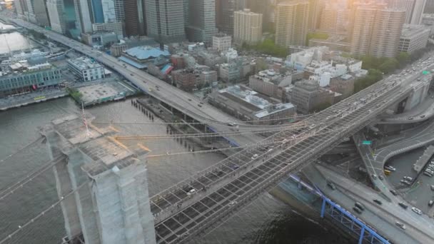 Luftaufnahme Eines Schussfluges Über Die Brooklyn Bridge Mit Amerikanischer Flagge — Stockvideo