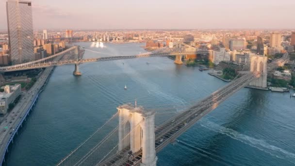 Aerial Vuelo Hacia Puente Brooklyn Con Luz Dorada Atardecer Manhattan — Vídeo de stock