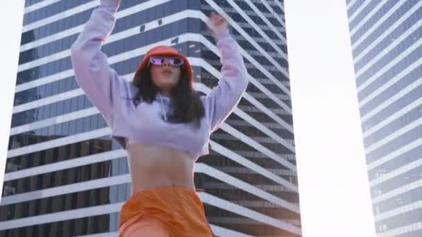Tanzendes Mädchen Auf Dem Dach Filmischer Roter Kameraaufnahme Junge Multiethnische — Stockvideo