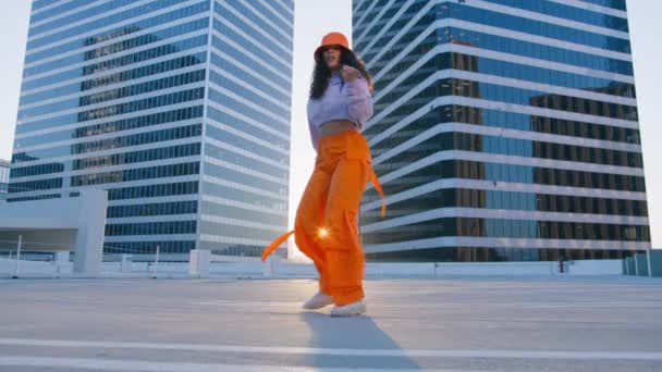 Grappig Meisje Dat Cool Danst Glazen Kantoorgebouwen Achtergrond Concept Van — Stockvideo