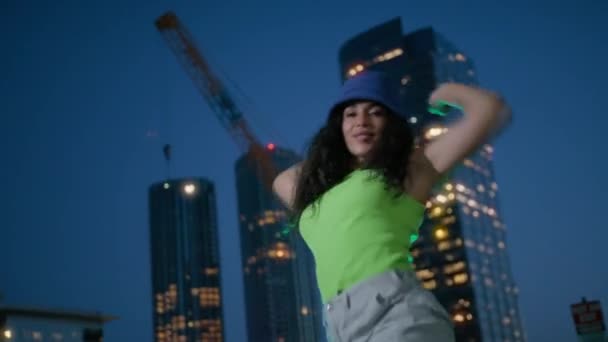 Modieuze Funky Mixed Race Meisje Danser Sportkleding Uitvoeren Van Outdoor — Stockvideo