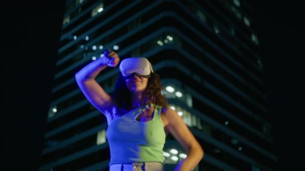 Divertido Jugador Afroamericano Femenino Auriculares Realidad Virtual Jugando Con Espadas — Vídeos de Stock