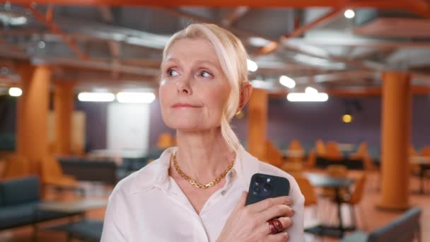 Wanita Bisnis Yang Peduli Dengan Smartphone Tangan Melihat Lihat Mempertimbangkan — Stok Video