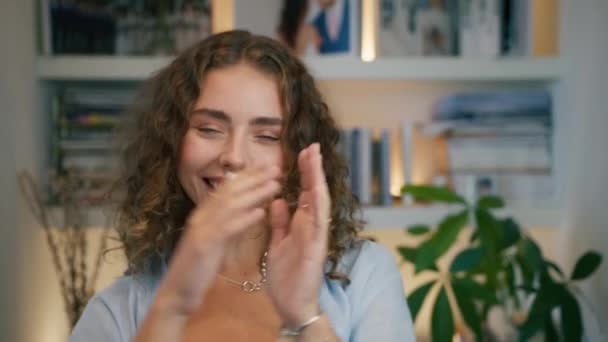 Feliz Joven Hipster Gen Chica Sonriente Cara Con Pelo Rizado — Vídeo de stock
