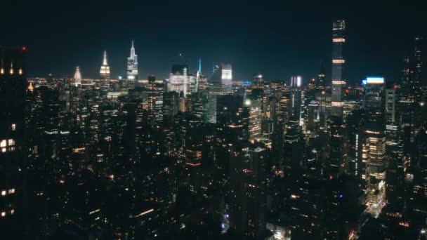 Panorama Aéreo Cinematográfico Nyc Edifícios Skyline Noite Centro Cidade Futurista — Vídeo de Stock