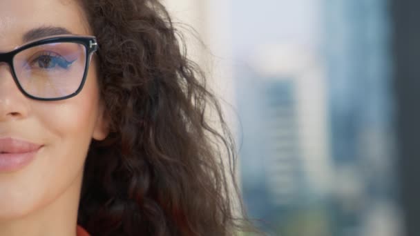Retrato Media Cara Hermosa Mujer Hermosa Raza Mixta Gafas Moda — Vídeo de stock
